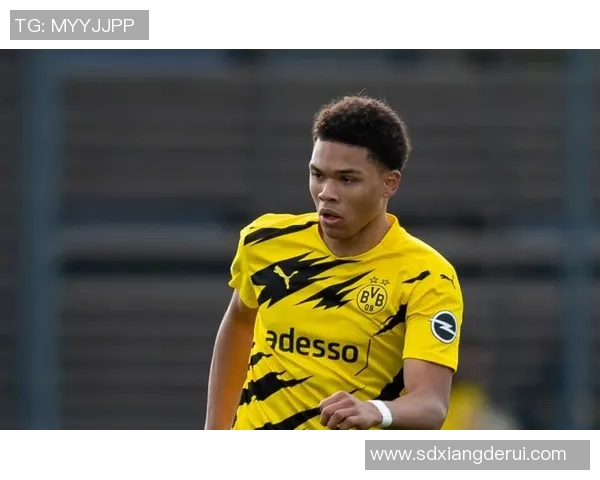 哈维西蒙斯的足球之路：从青训新星到职业赛场的璀璨崛起