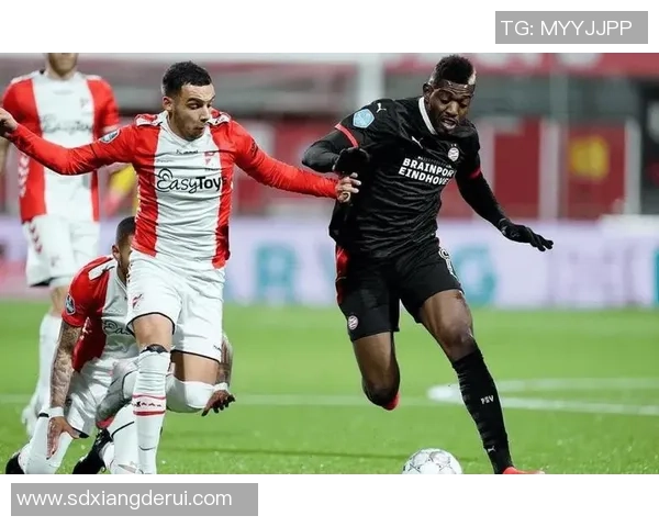 埃门与赫拉克勒斯的激烈对决揭示足球战术与团队合作的重要性